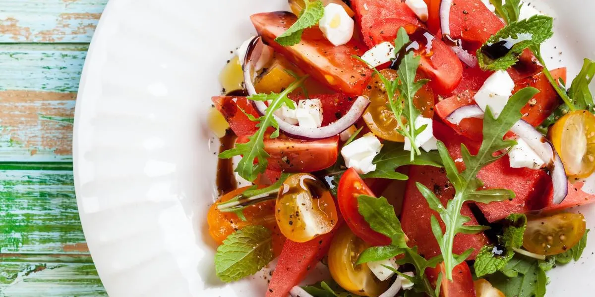 salade de tomate et de melon d'eau avec feta et sauce balsamique