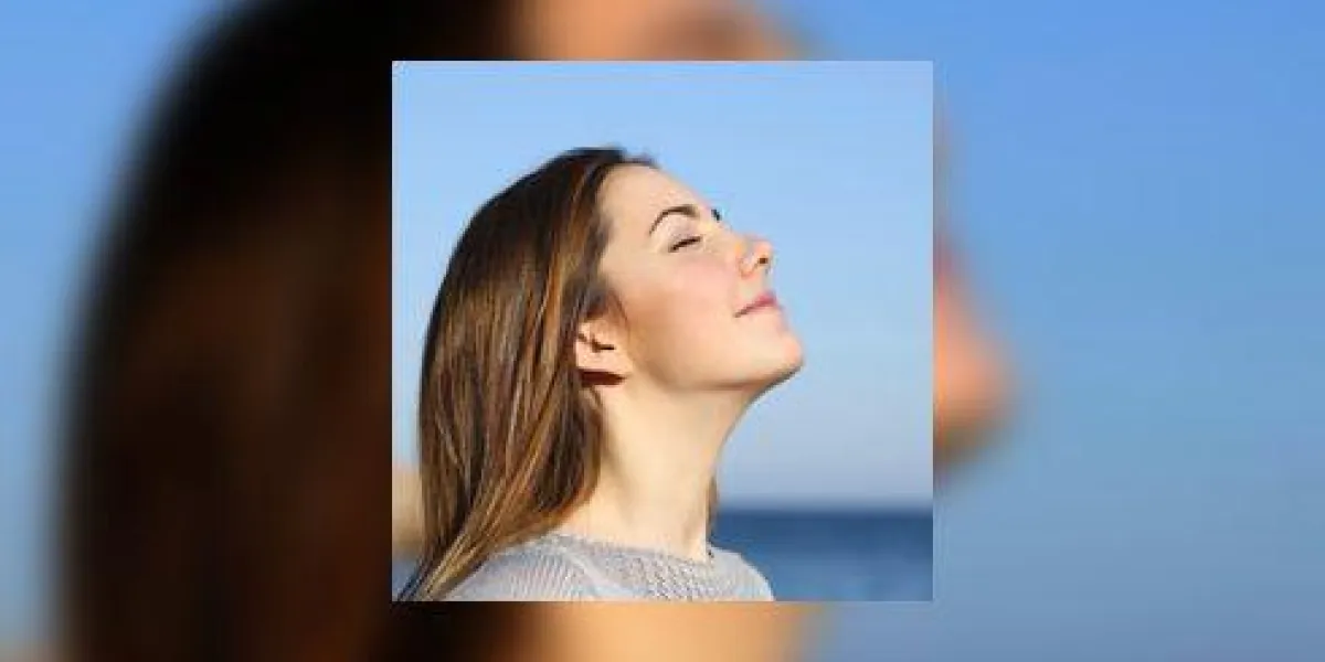 portrait de femme respirer l'air frais profond sur la plage