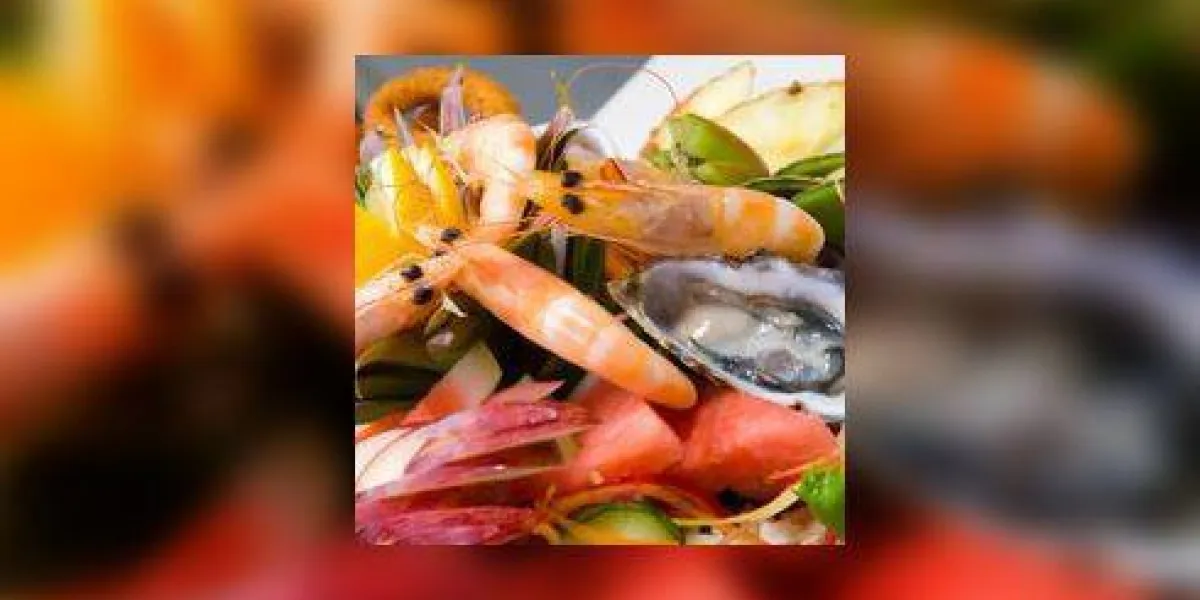 plateau de fruits de mer servi frais et frit entouré de salade et de fruits