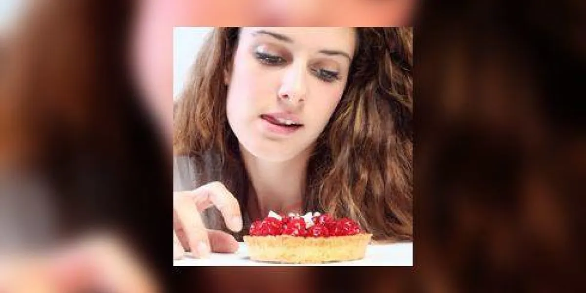jeune femme et tarte aux fruits rouges