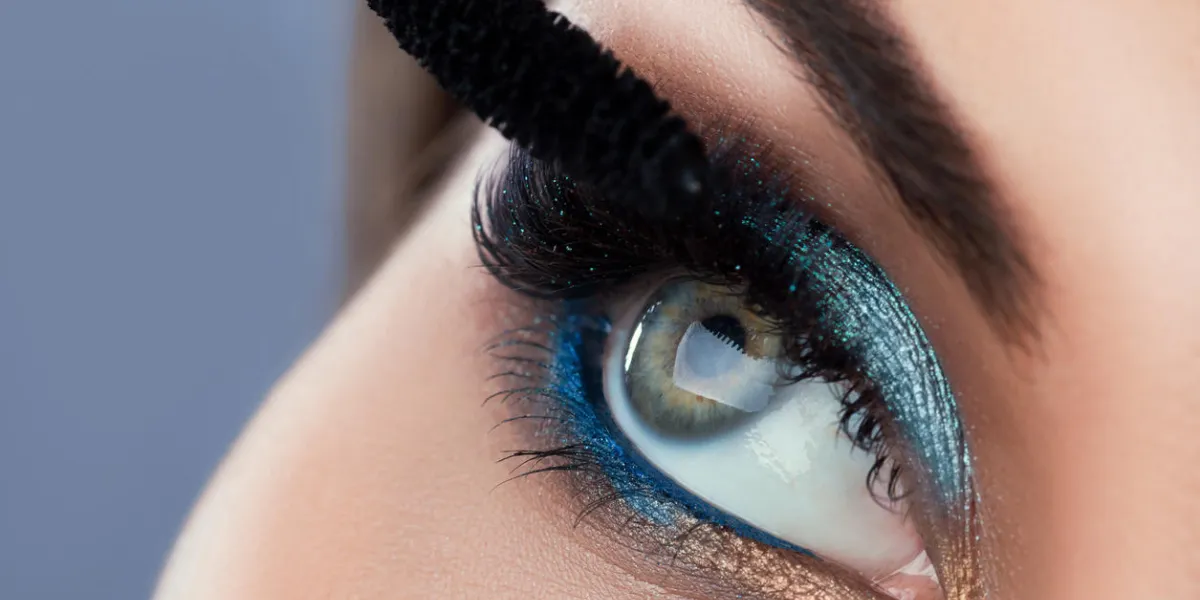 gros plan de l'œil féminin avec de beaux longs cils et brosse à mascara gros plan de l'œil féminin avec de beaux longs cils et brosse à mascara