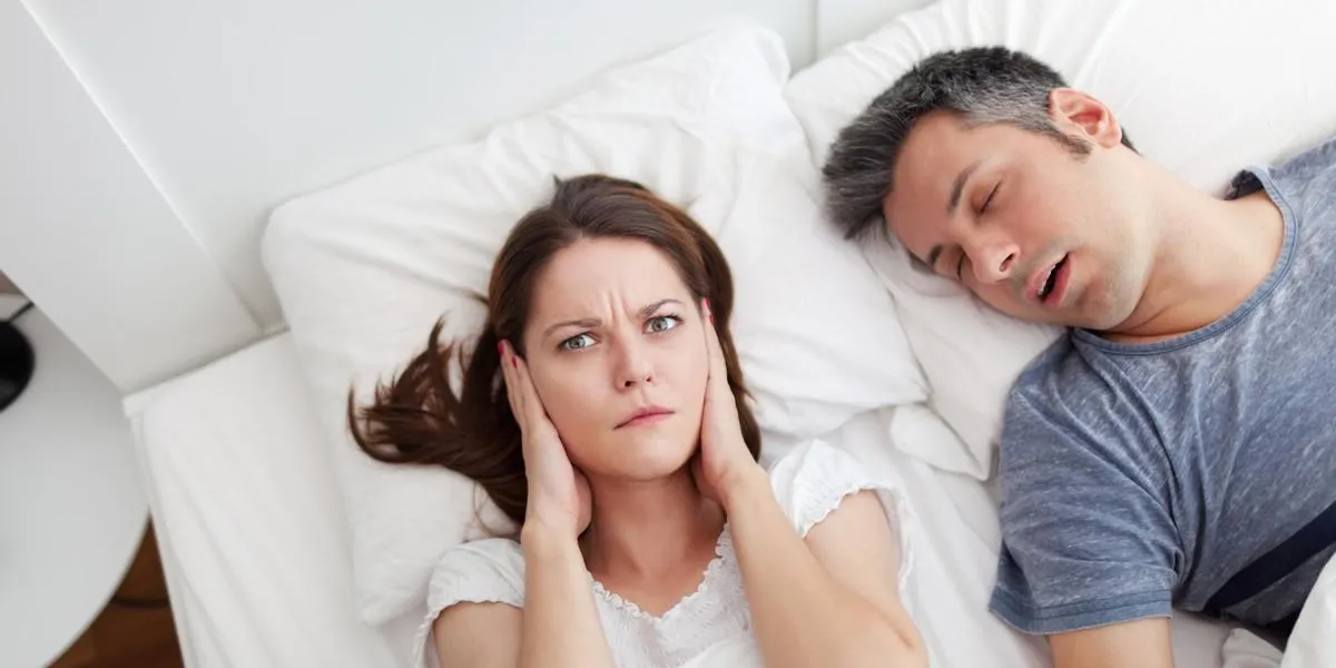 femme couvrant les oreilles, agacé par le ronflement de son mari