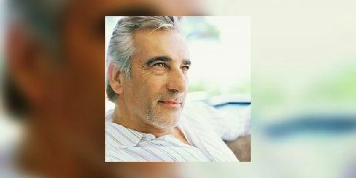 gros plan d'un homme senior assis sur un canapé