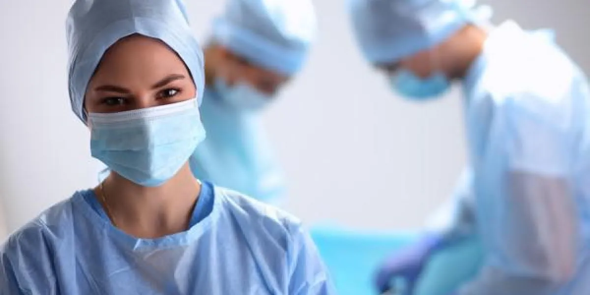 chirurgien de l'équipe au travail dans la salle d'opération