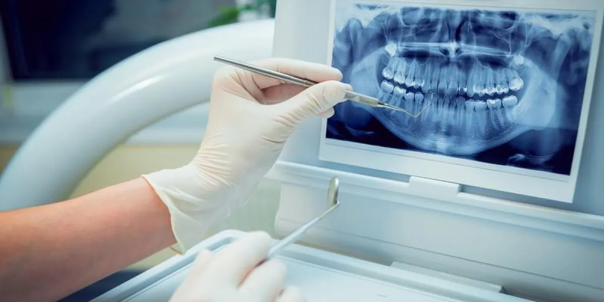 équipement médical dans les mains du cabinet dentaire