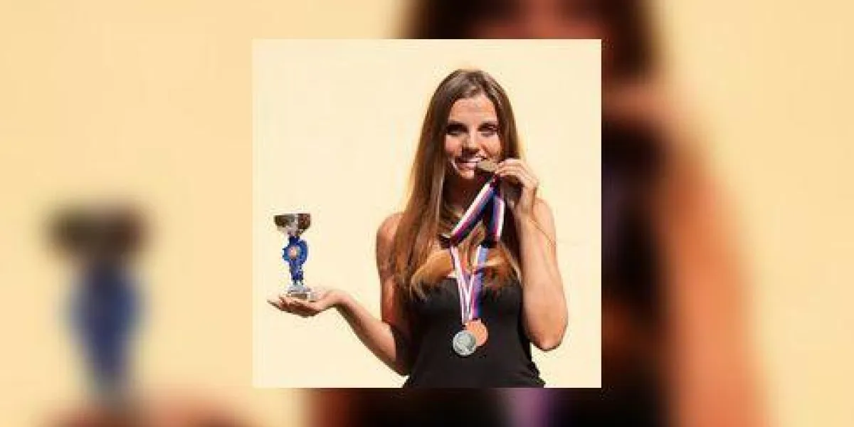 belle fille et médailles sportives récompenses de champion de sport pour les réalisations sportives