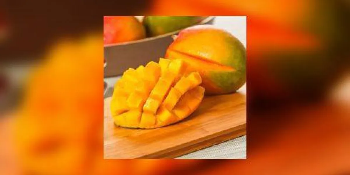 mangue coupée sur une plaque de bambou, exotique et tropicale