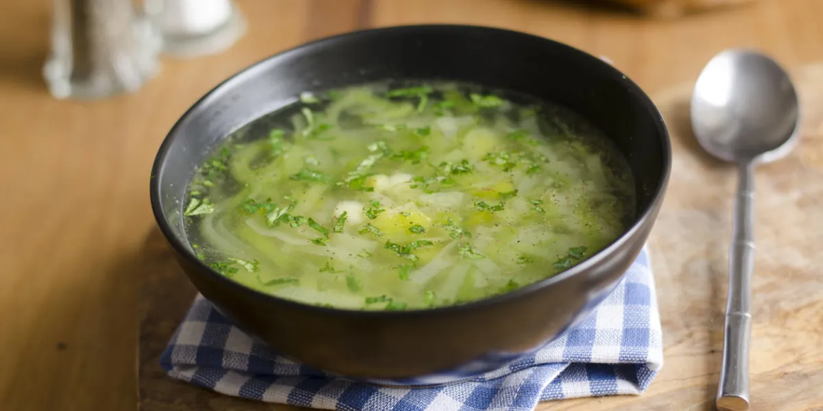 soupe de poireaux fraîchement préparée dans un bol soupe de poireaux fraîchement préparée dans un bol