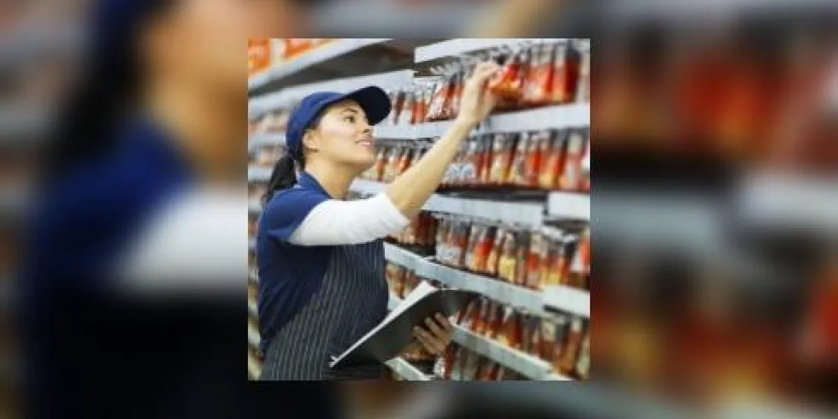 travailleur de magasin de matériel attrayant comptant stock