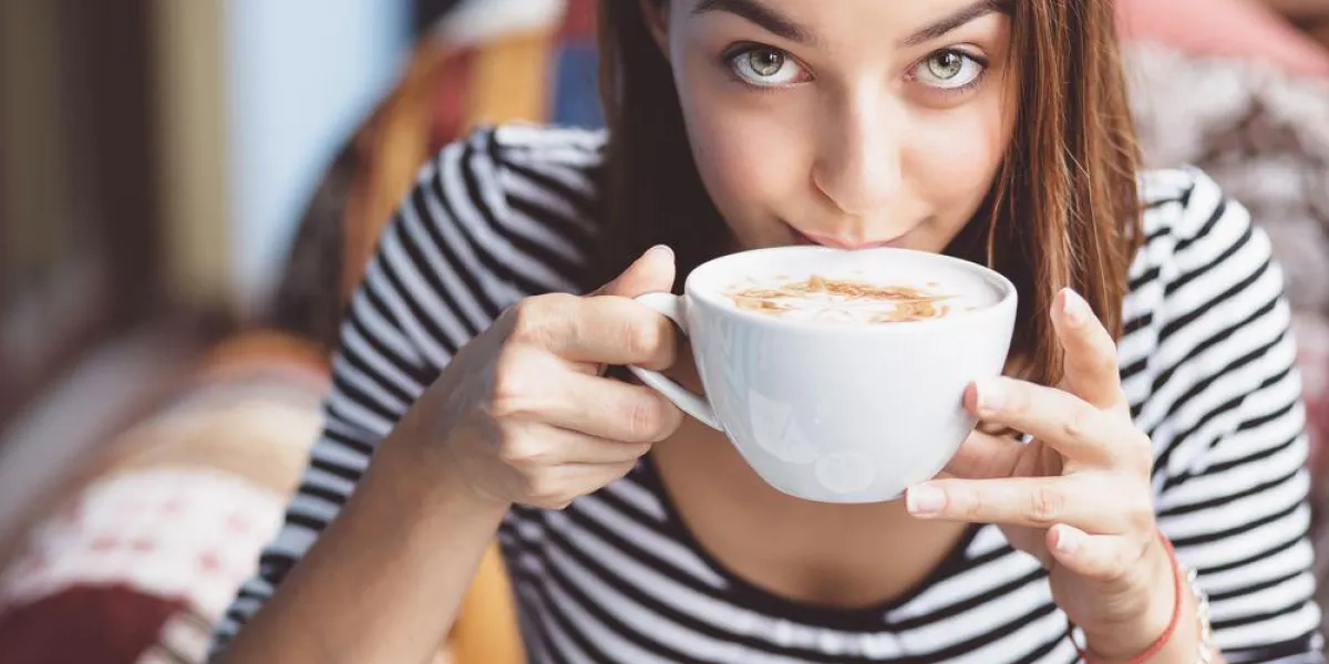 jeune femme, boire du café dans le café urbain jeune femme, boire du café dans le café urbain
