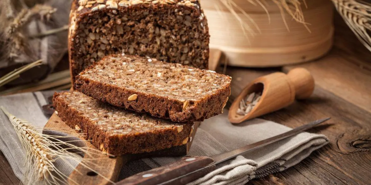 pain de seigle à grains entiers avec des graines sur une planche de bois