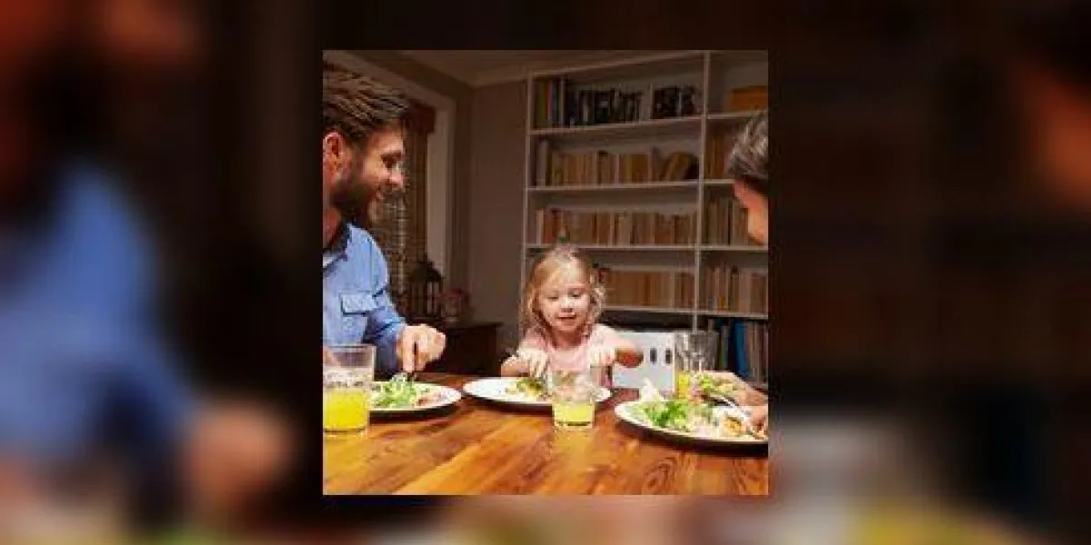 dîner en famille à une table à manger dîner en famille à une table à manger