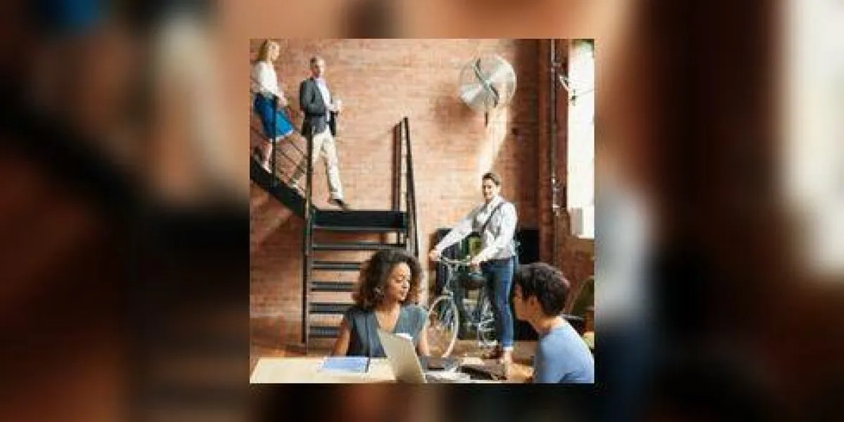 début d'une journée bien remplie au travail dans un bureau à la mode avec des gens d'affaires