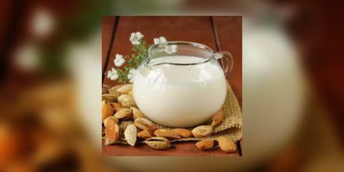 lait d'amande dans un pot en verre avec des noix entières