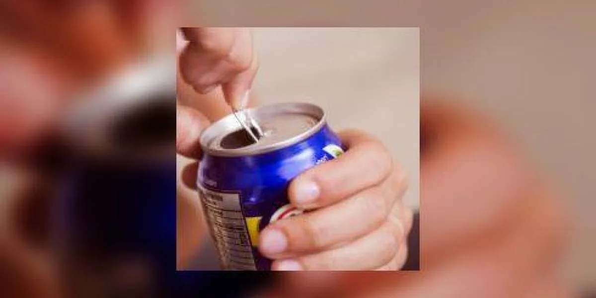extrême, gros plan, de, femme, ouverture, boisson en boîte extrême, gros plan, de, femme, ouverture, boisson en boîte