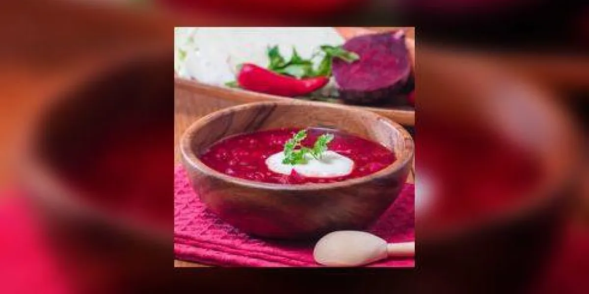 soupe aux betteraves rouges dans un bol en bois russe plat traditionnel borsch