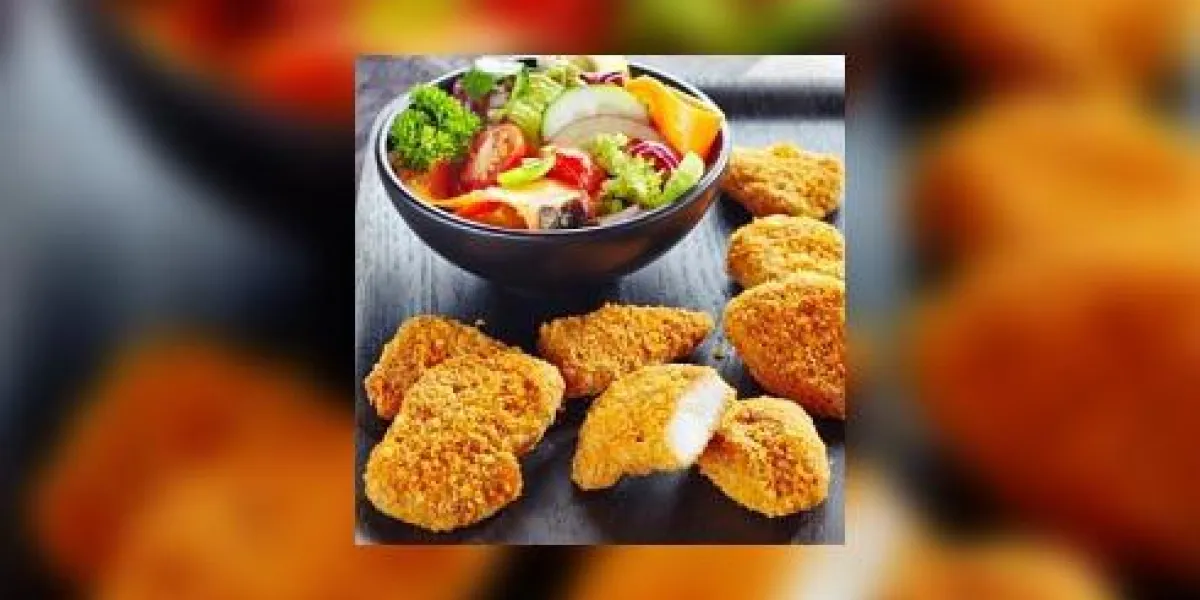 pépites de poulet et salade de légumes frais