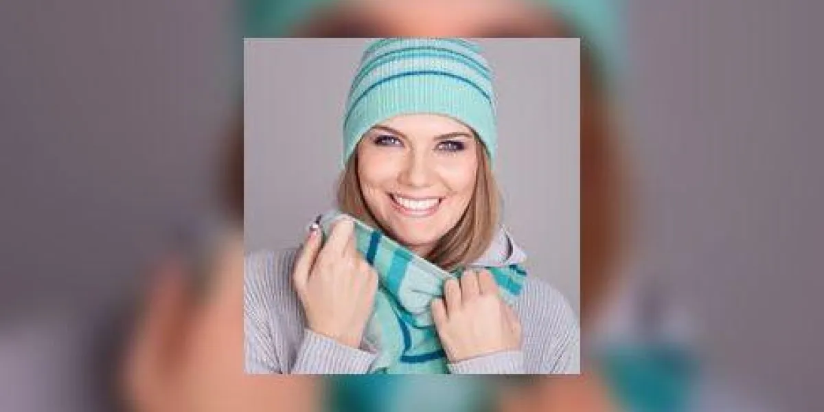 fille douce en coagulation d'hiver