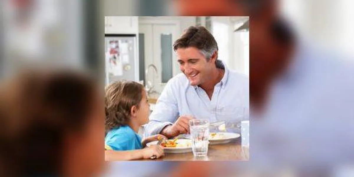 père et fils ayant des repas dans la cuisine ensemble