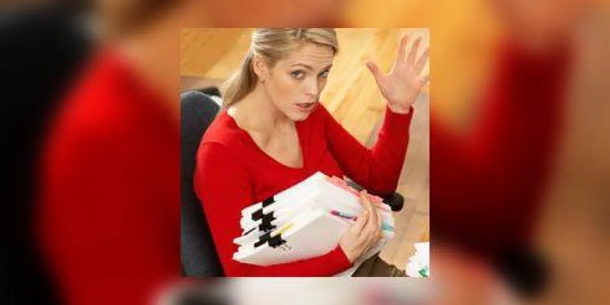 femme, bureau, tenue, tas, paperasserie, gesticuler, main