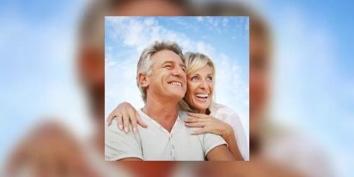 couple d'âge mûr souriant