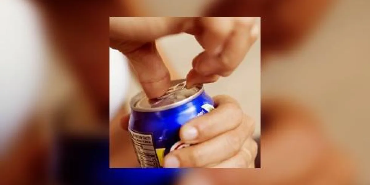extrême, gros plan, de, femme, ouverture, boisson en boîte, se concentrer, premier plan