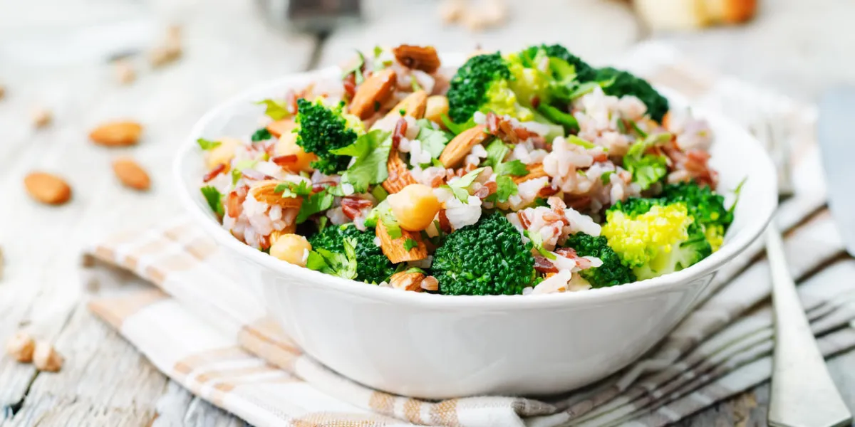 brocoli pois chiche coriandre amande riz blanc et rouge tonifiant mise au point sélective brocoli pois chiche coriandre amande riz blanc et rouge tonifiant mise au point sélective