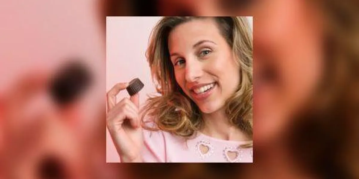 femme tenant un morceau de bonbons au chocolat