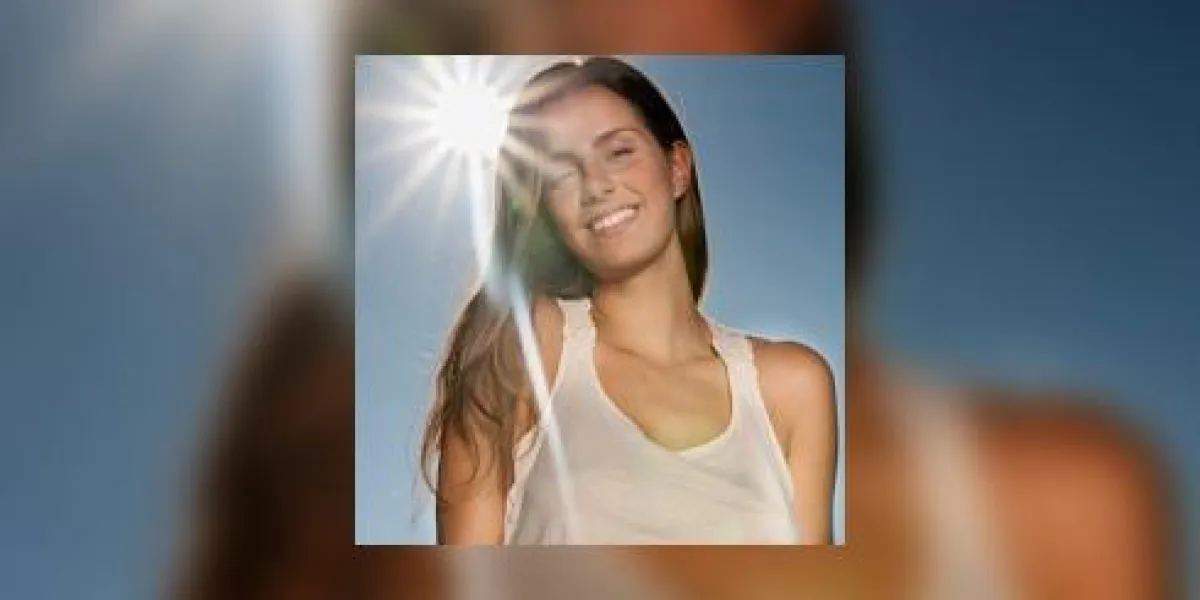 heureuse jeune femme sous le ciel bleu, portrait heureuse jeune femme sous le ciel bleu, portrait