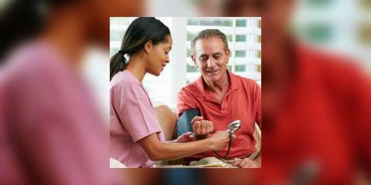 infirmière visitant le patient masculin senior à la maison infirmière visitant le patient masculin senior à la maison
