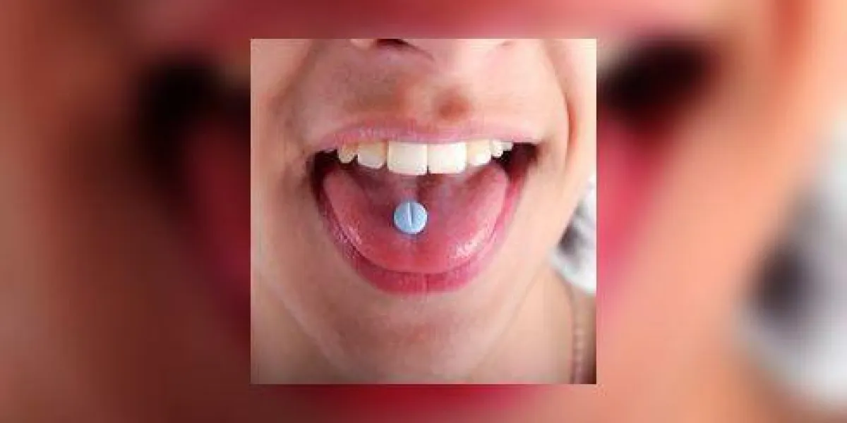 comprimé bleu sur la langue comprimé bleu sur la langue