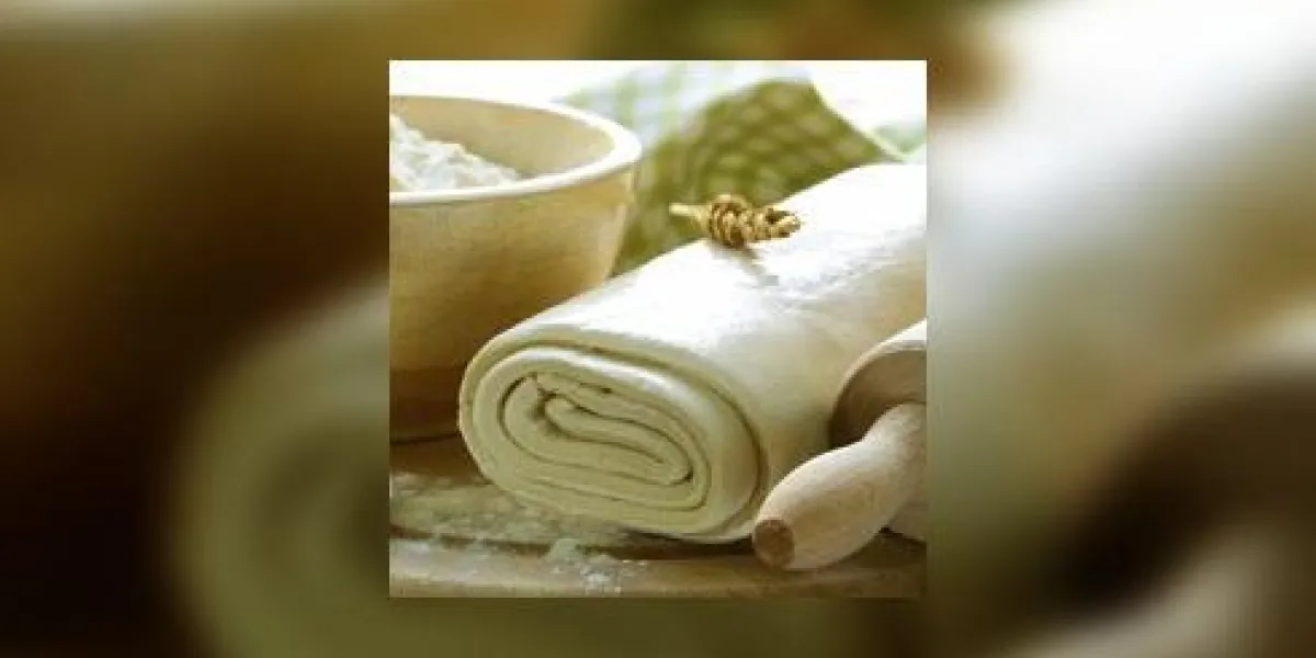 pâte feuilletée maison et farine sur une planche de bois pâte feuilletée maison et farine sur une planche de bois
