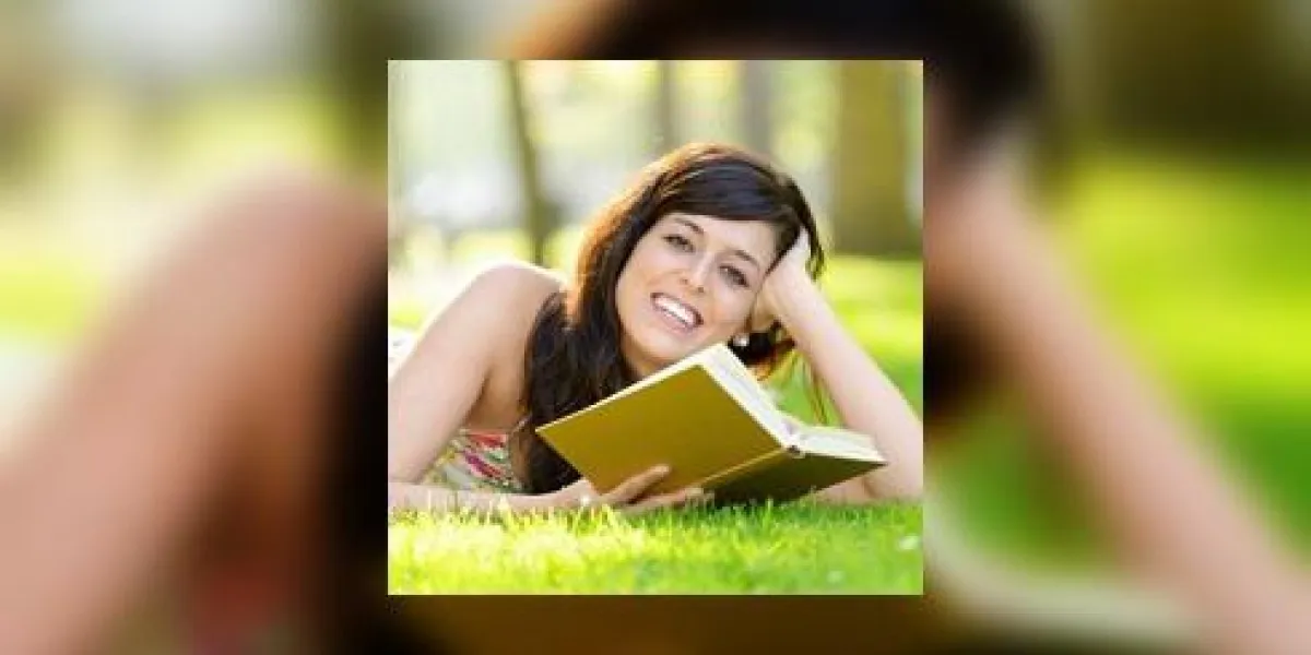 livre de lecture de femme romantique en été