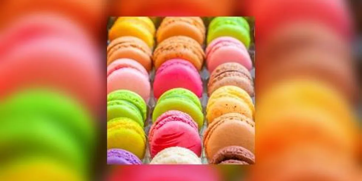 macarons colorés français traditionnels dans une boîte