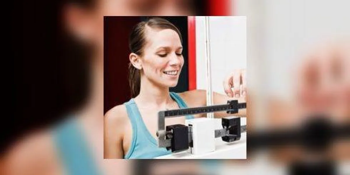 femme sur une balance en vérifiant le poids femme sur une balance en vérifiant le poids