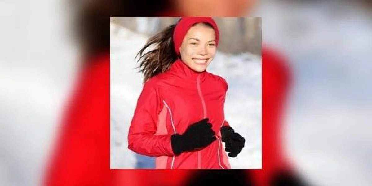 femme en cours d'exécution de fitness en hiver