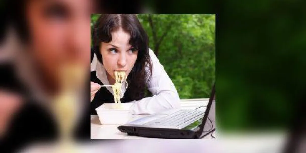 jeune fille mange des nouilles et regarde dans le moniteur jeune fille mange des nouilles et regarde dans le moniteur