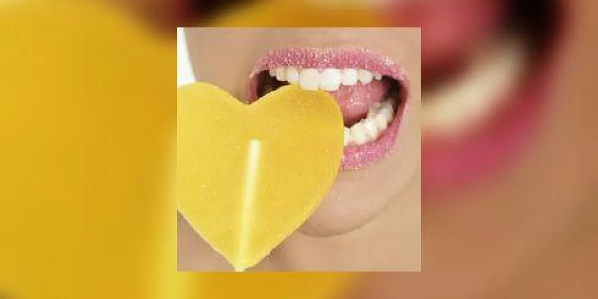 forme de coeur de bonbons sur la belle bouche de femme