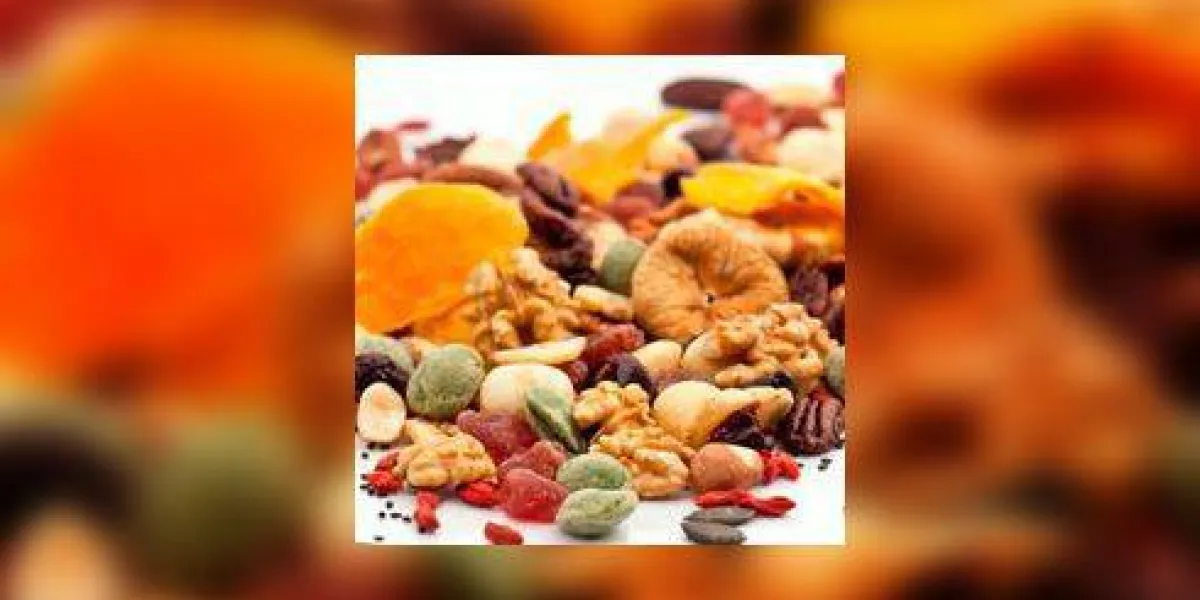 noix mélangées et fruits secs sur fond blanc noix mélangées et fruits secs sur fond blanc