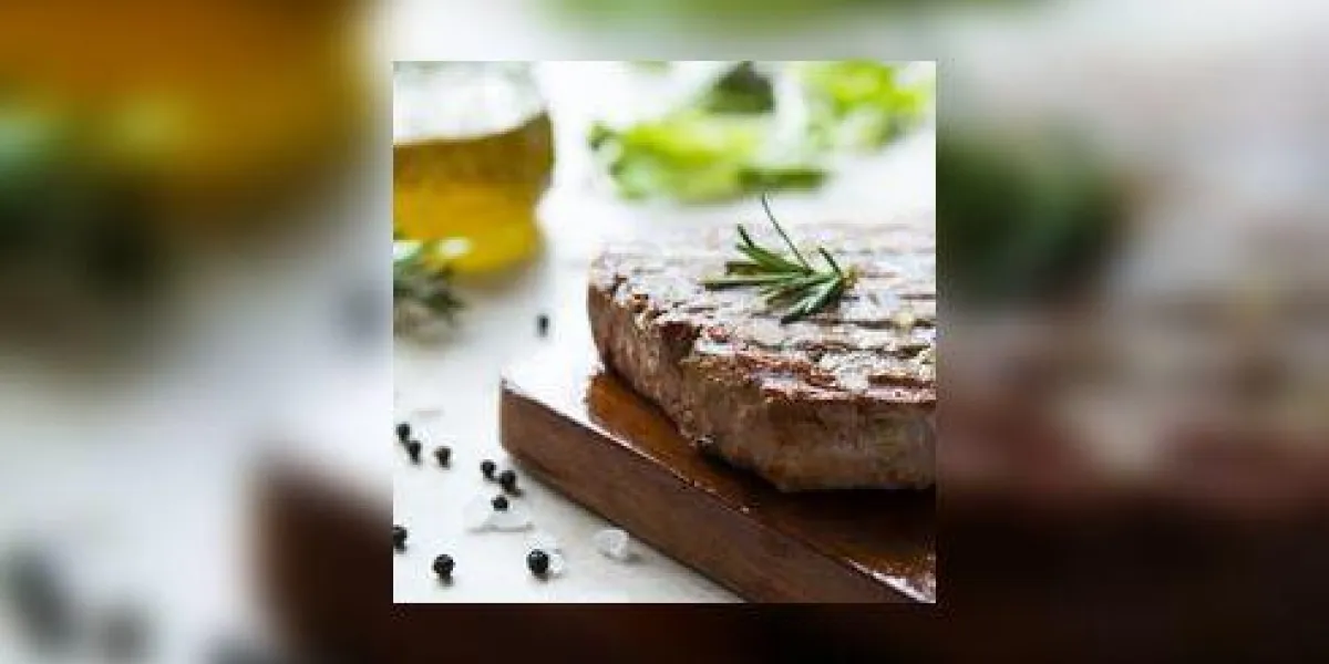 bifteck de filet grillé sur une planche à découper en bois