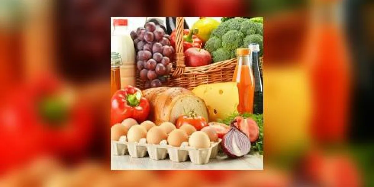 épicerie dans le panier en osier, y compris les légumes et les fruits