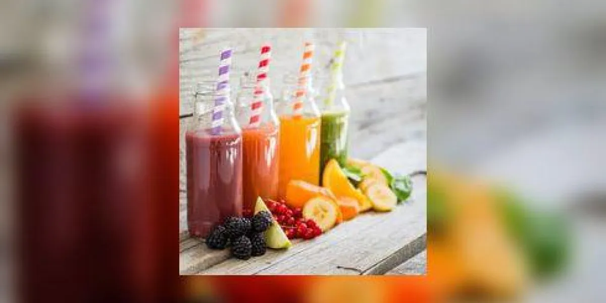 sélection de smoothies colorés, fond bois rustique, espace copie