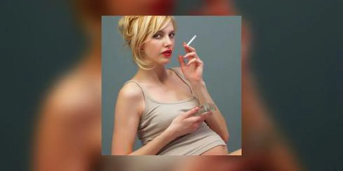 assez enceinte avec une cigarette
