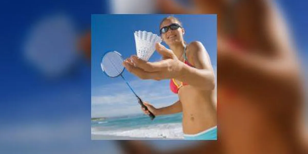 femme jouant au badminton sur la plage femme jouant au badminton sur la plage