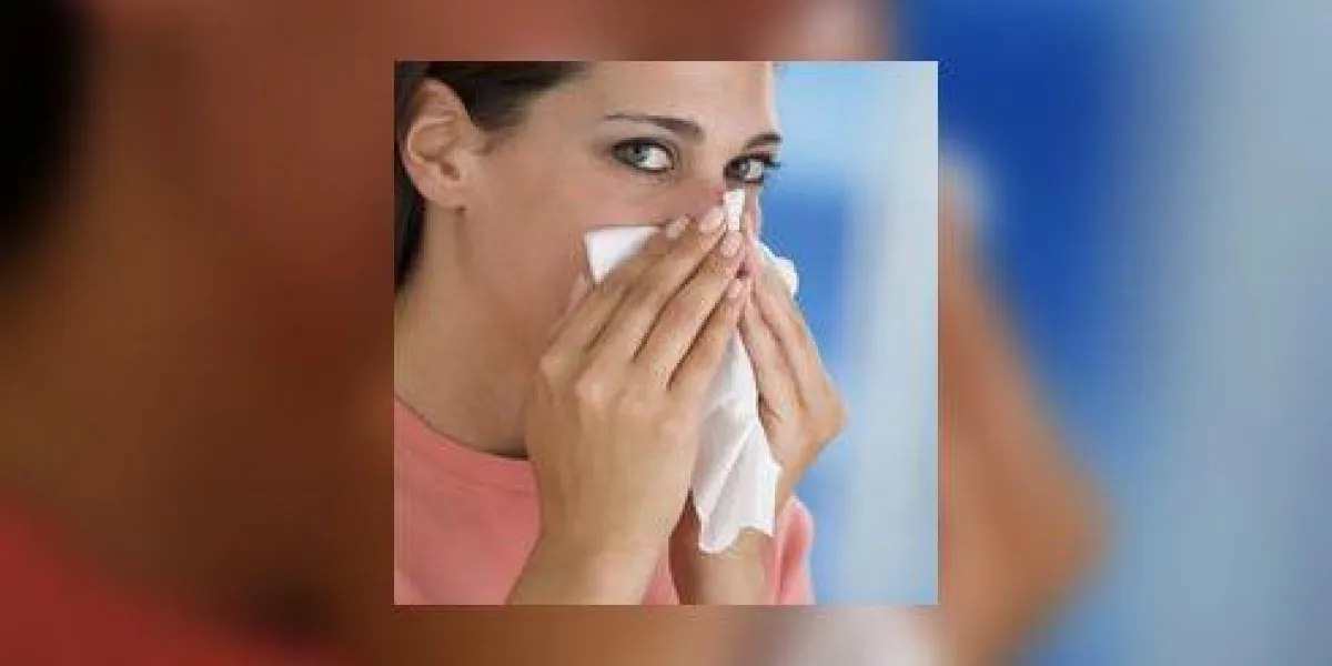 femme soufflant le nez dans le tissu femme soufflant le nez dans le tissu