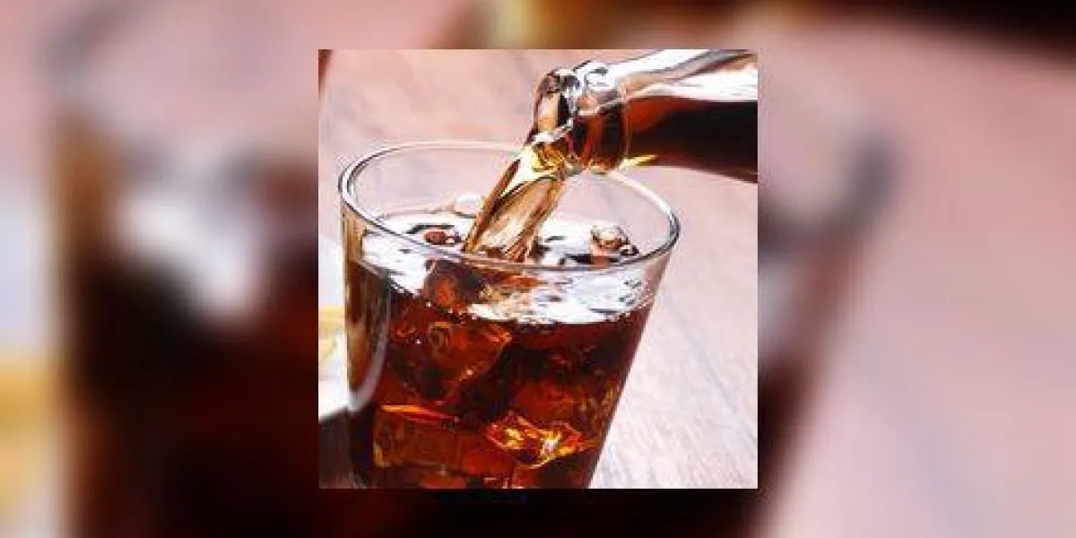 verser le cola dans un bécher en verre