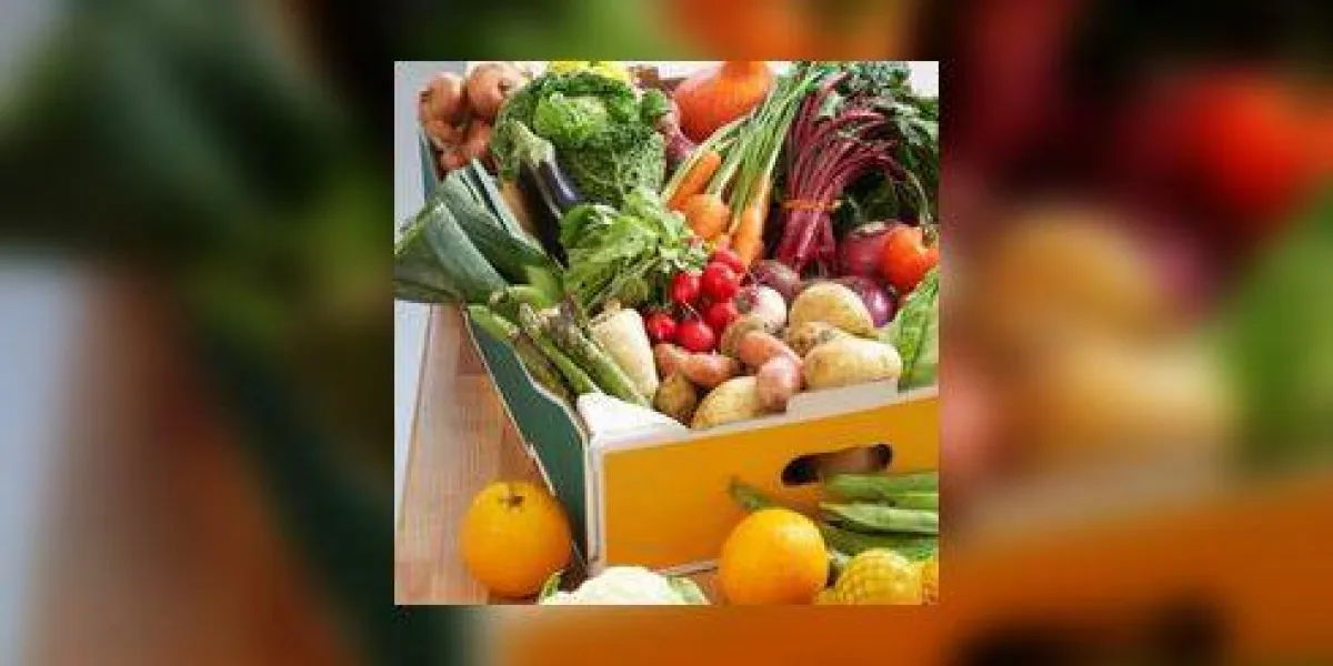 boîte en carton de légumes assortis sur le comptoir de la cuisine