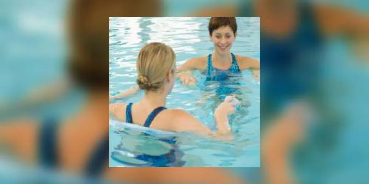 femmes se détendre dans la piscine femmes se détendre dans la piscine