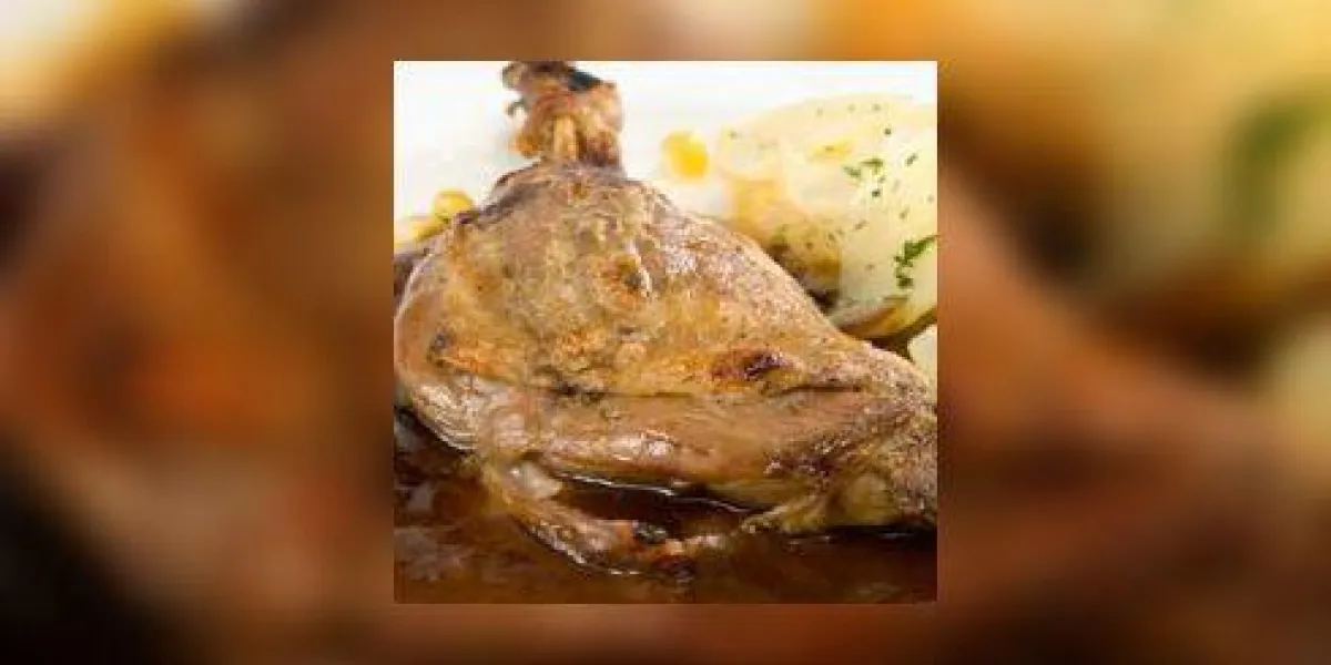 cuisses de canard à la sauce aux pruneaux