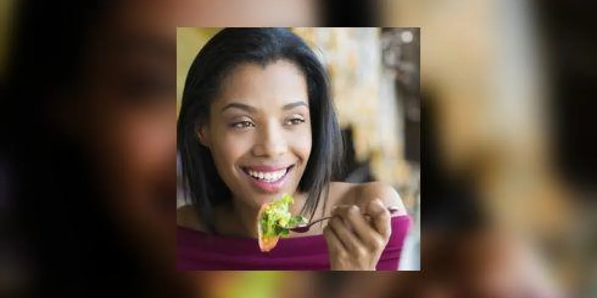 closeup, coup, de, jeune femme, manger, salade fraîche, à, restaurant, sain, africaine, manger, salade, et, regarder loin, éloigné, sourire, jeune femme, tenue, a, fourchette, de, salade, santé, et, régime, concept, femme, ina, pause déjeuner closeup, coup, de, jeune femme, manger, salade fraîche, à, restaurant, sain, africaine, manger, salade, et, regarder loin, éloigné, sourire, jeune femme, tenue, a, fourchette, de, salade, santé, et, régime, concept, femme, ina, pause déjeuner